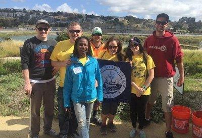 旧金山的校友在我们的一个海湾到海湾服务日项目中做志愿者